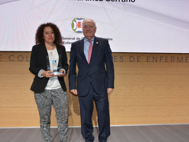 Paloma Martínez, ganadora de la mejor tesis doctoral junto a Florentino Pérez Raya, presidente del CGE.